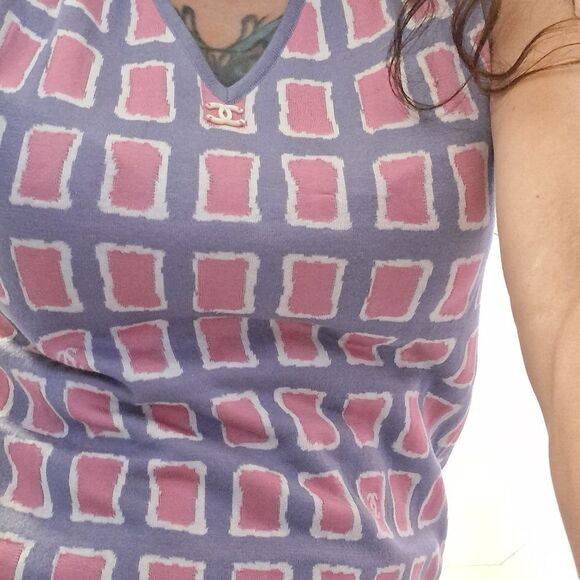 ICONIC VINTAGE CHANEL PINK AND PURPLE V NECK TOP SIZE 34 - Picture 1 of 4